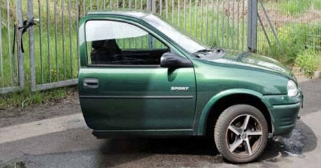 নিজের সব জিনিসের অর্ধেক দান করলেন প্রেমিক তার সাবেক প্রেমিকাকে