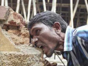 ২০ বছর ধরে ইট ও মাটি খেয়ে জীবনরক্ষা