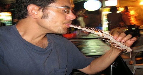 গলায় বিঁধেছে মাছের কাঁটা? জেনে নিন চটজলদি কাঁটা নামানোর ৭ উপায়!