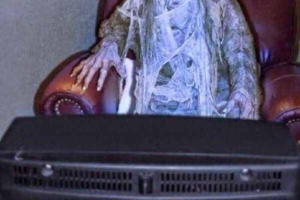 টেলিভিশনের সামনে মৃত এক নারী।