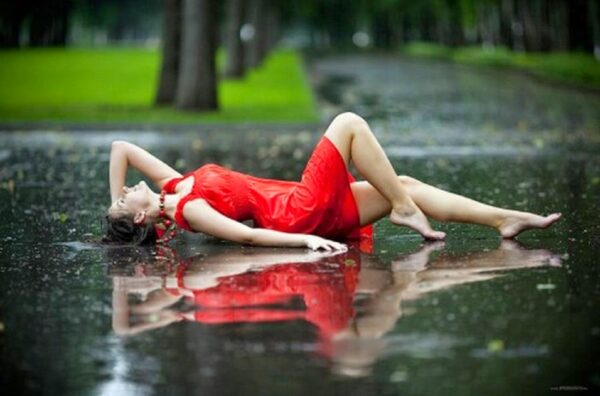 বর্ষাকালে কাপড় ও ঘরে স্যাঁতস্যাঁতে ভাব দূর করার উপায়