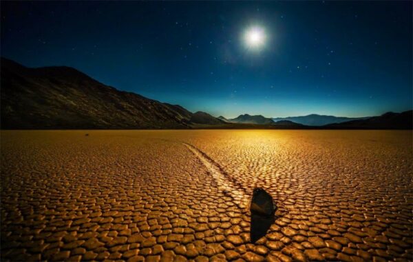 রহস্যময় পাথরগুলি অজানা কারণে তার স্থান পরিবর্তন করে বয়ে চলে।