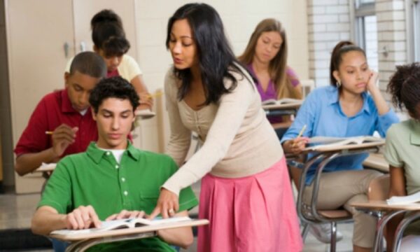 স্কুলের ছাত্রছাত্রীরা একে অপরের সঙ্গে প্রকাশ্যেই শারীরিক সম্পর্ক তৈরি করে।