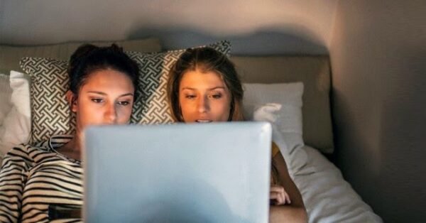 টিনএজাররা সেক্সটিংয়ে উৎসাহিত হয়, পর্ন সিনেমার প্রতি আসক্তি থেকে!