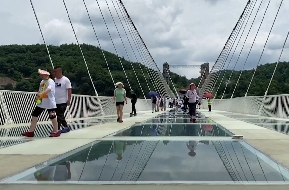 কাঁচের ঝুলন্ত সেতু সবচেয়ে বড় ও উঁচু